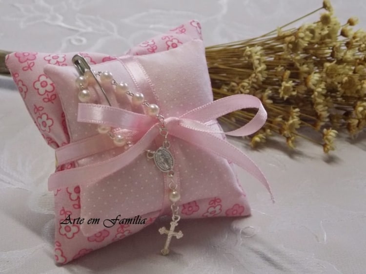 A almofada rosa serve de suporte para o pequeno terço A almofada rosa serve de suporte para o pequeno terço