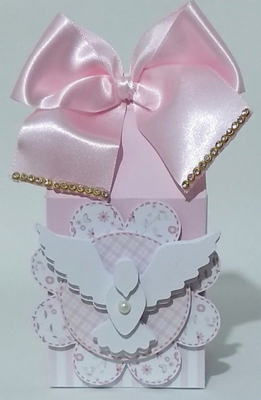 A caixinha de MDF tem cor rosa e branco A caixinha de MDF tem cor rosa e branco