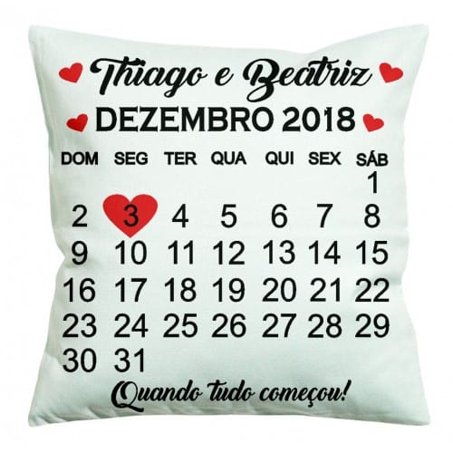 Almofada com calendário que destaca a data de namoro Almofada com calendário que destaca a data de namoro
