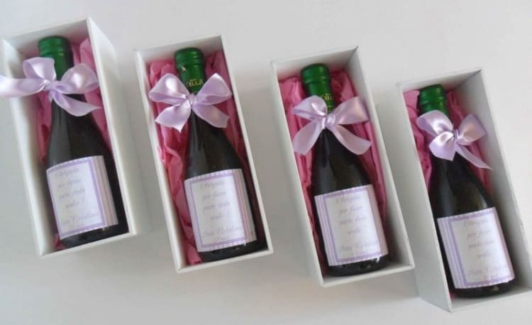 Caixinhas com garrafas de vinho Caixinhas com garrafas de vinho
