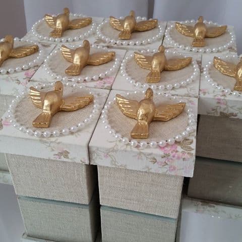 Caixinhas de MDF decoradas com pérolas e miniatura de pomba Caixinhas de MDF decoradas com pérolas e miniatura de pomba