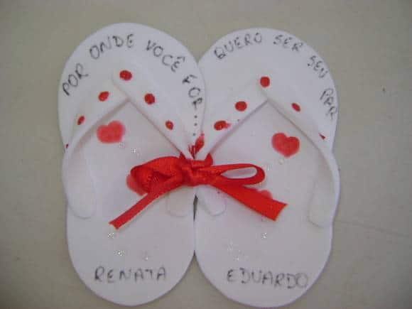Chinelinho customizado branco e vermelho Chinelinho customizado branco e vermelho