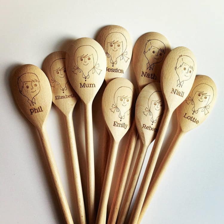 Colheres de pau com o desenho de cada convidado Colheres de pau com o desenho de cada convidado
