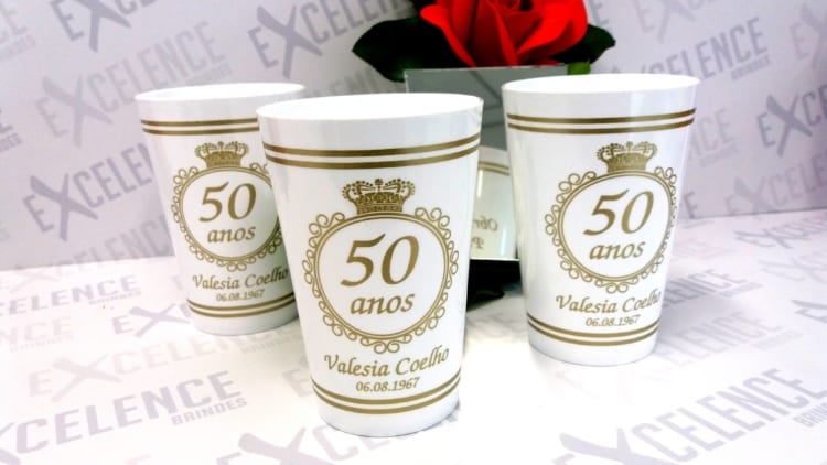Copo branco com detalhes dourados Copo branco com detalhes dourados