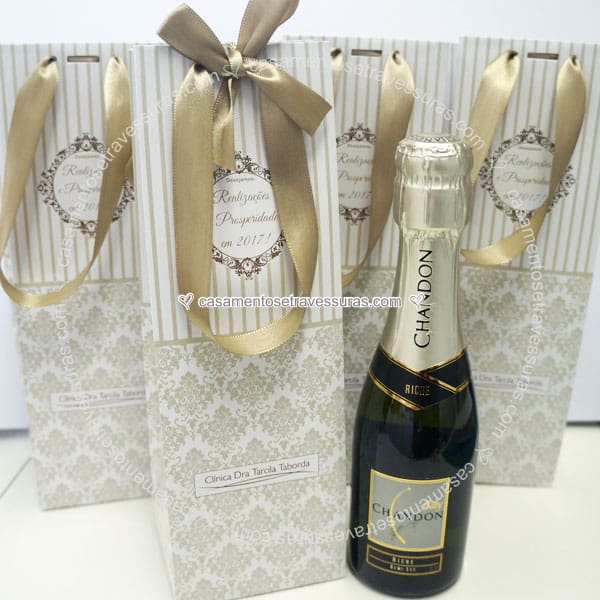 Garrafas com bebidas como champagne Garrafas com bebidas como champagne