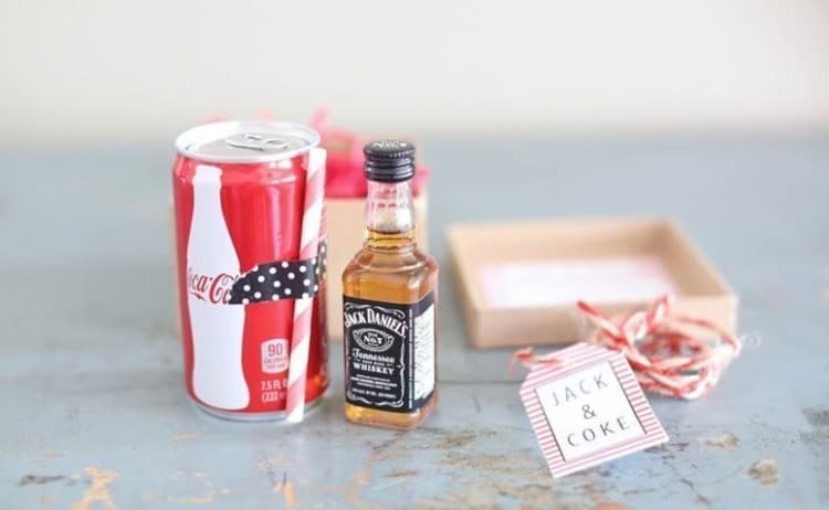 Kit com Coca Cola e whisky Kit com Coca Cola e whisky
