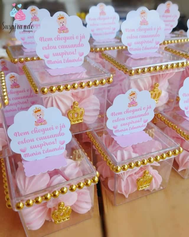 Linda caixinha de acrílico com detalhes dourados Linda caixinha de acrílico com detalhes dourados