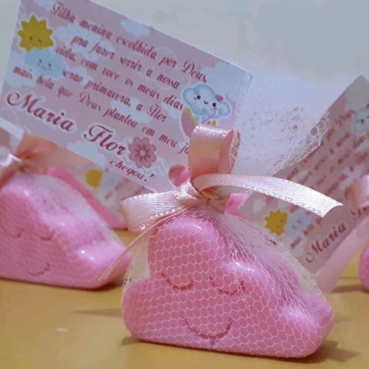 O sabonete rosa tem formato de nuvem O sabonete rosa tem formato de nuvem