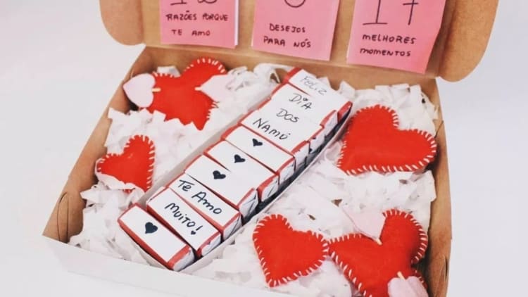 caixa com bis e corações de presente simples para namorado