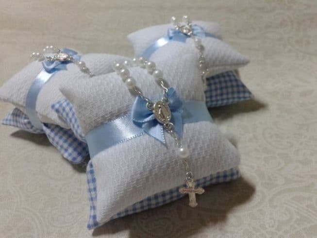 Almofadinha com terço para Lembrancinhas para padrinhos de batizado Almofadinha com terço para Lembrancinhas para padrinhos de batizado