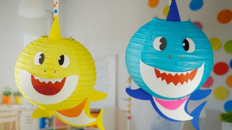 Balões coloridos dos tubarões Balões coloridos dos tubarões
