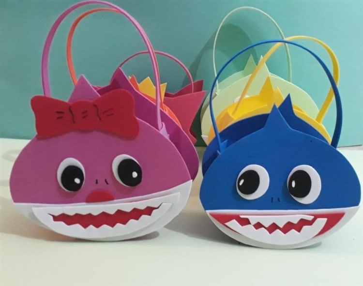 Bolsinha Baby Shark em EVA Bolsinha Baby Shark em EVA