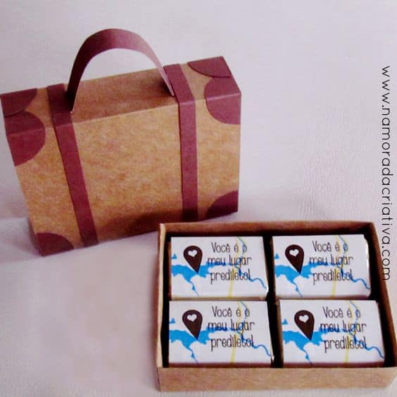 Caixa de chocolates personalizada com formato de mala para namorada a distância24