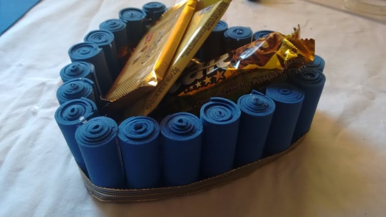 Cesta de coração feito com EVA em rolinhos Cesta de coração feito com EVA em rolinhos