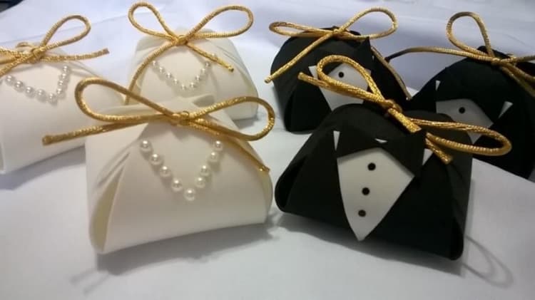 Essas embalagens de EVA representam os noivos e possuem detalhes em dourado Essas embalagens de EVA representam os noivos e possuem detalhes em dourado