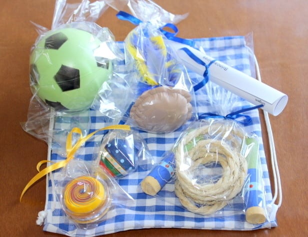 Esse kit tem vários brinquedos tradicionais Esse kit tem vários brinquedos tradicionais