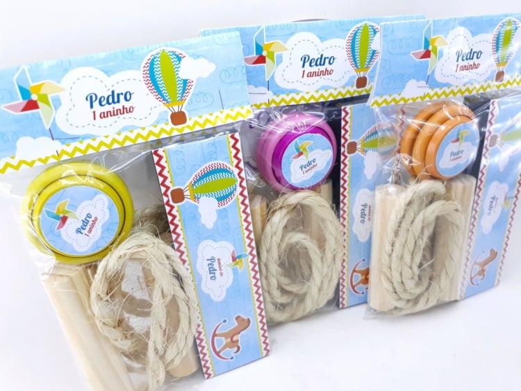 Na versão de brinquedos antigos um pacote com iôiô e corda para pular Na versão de brinquedos antigos um pacote com iôiô e corda para pular