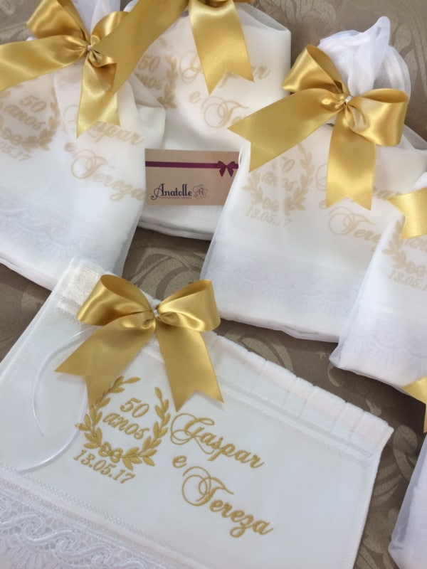 Os paninhos são bordados em dourado Os paninhos são bordados em dourado