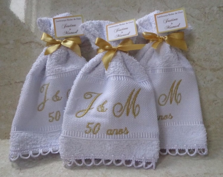 Toalhas brancas bordadas com letras douradas Toalhas brancas bordadas com letras douradas