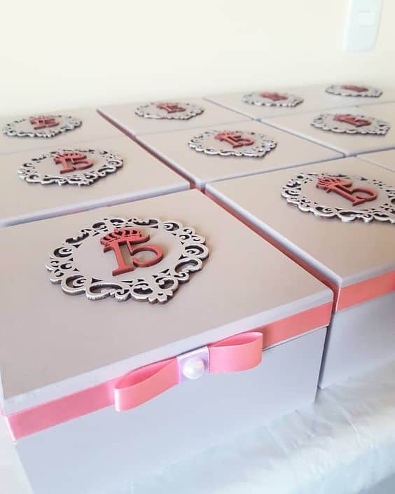 caixinha de MDF decorada em rosa e branco para 15 anos caixinha de MDF decorada em rosa e branco para 15 anos