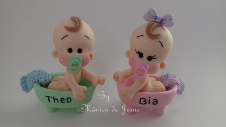 Bebê na xícara em biscuit para lembrancinhas de maternidade17