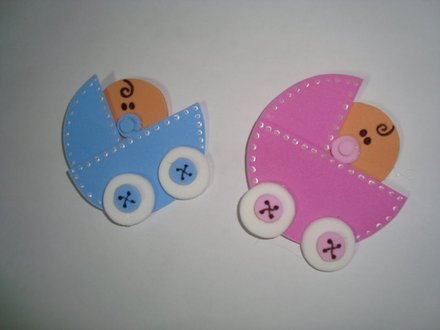 Bebê no carrinho em EVA para lembrancinhas de maternidade simples8