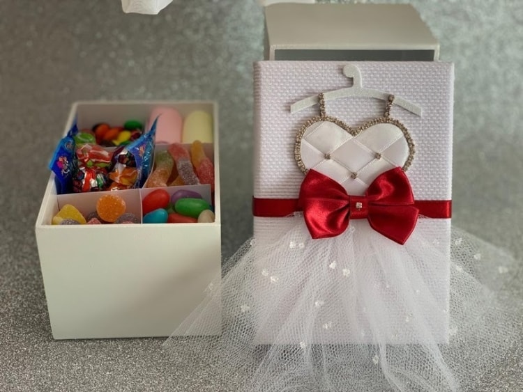 Caixinha personalizada com muitos doces Caixinha personalizada com muitos doces
