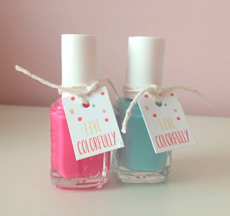 Esmaltes rosas e azuis são ideias de lembrancinhas para chá revelação Esmaltes rosas e azuis são ideias de lembrancinha chá revelação