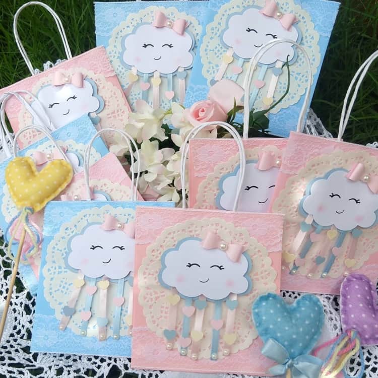 Essas sacolinhas são decoradas com o tema Nuvem Essas sacolinhas são decoradas com o tema Nuvem
