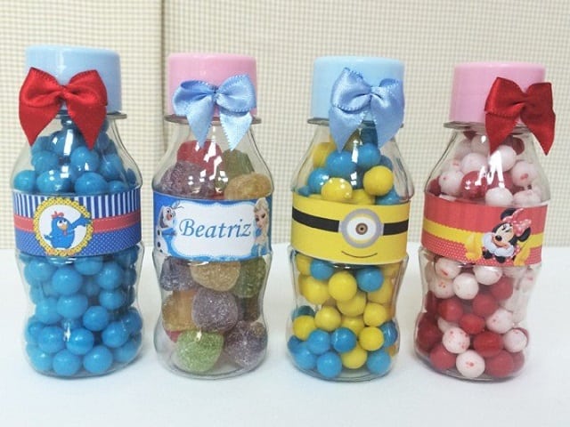 Garrafinhas de água podem ser personalizadas e preenchidas com doces Garrafinhas de água podem ser personalizadas e preenchidas com doces