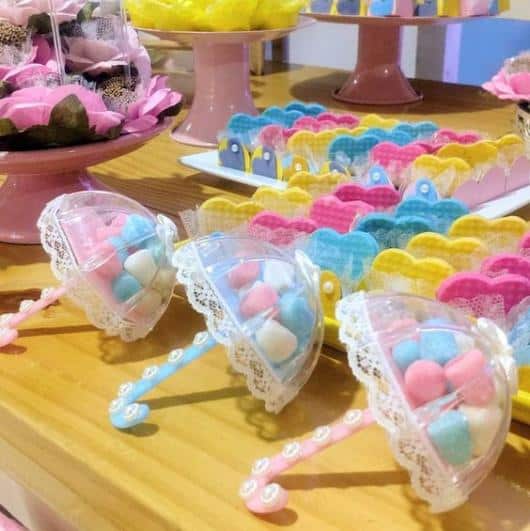 Guarda chuvas com doces chuva de amor Guarda chuvas lembrancinha chá revelação