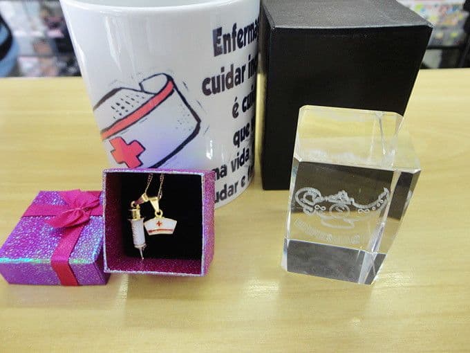 Kit com colar e caneca que explana todas as qualidades de uma enfermeira Kit com colar e caneca que explana todas as qualidades de uma enfermeira