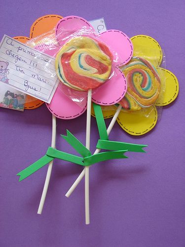 Lembrancinha em formato de flor com pirulito Lembrancinha em formato de flor com pirulito