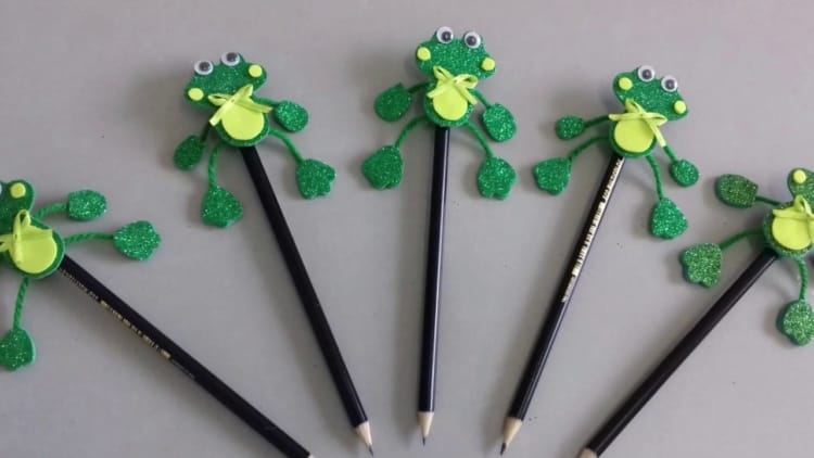 Lápis com ponteiras de sapinhos Lápis com ponteiras de sapinhos