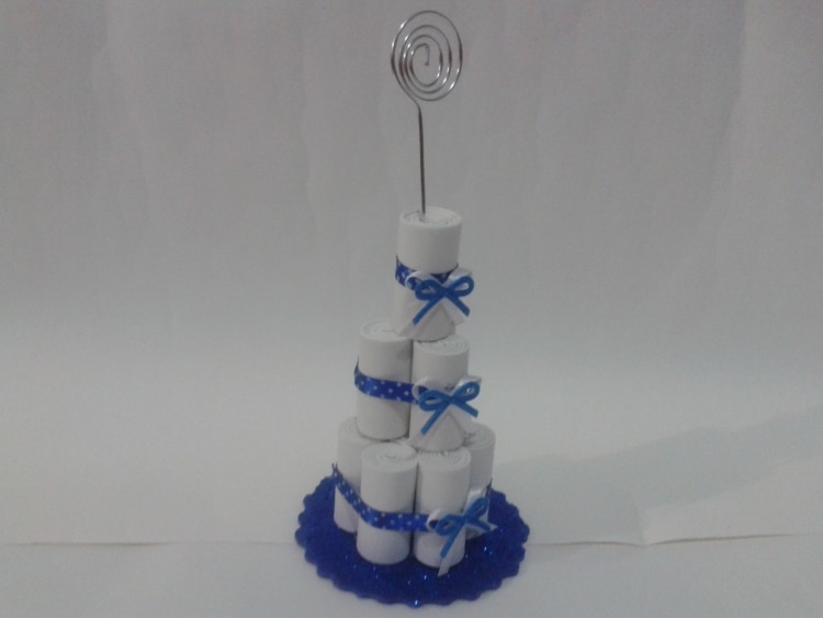 Mini bolo de fraldas artesanal feito em EVA branco e azul Mini bolo de fraldas artesanal feito em EVA branco e azul