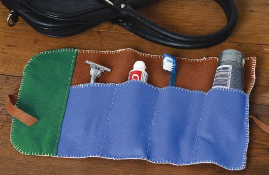 Necessaire feita com feltro colorido para os pais Necessaire feita com feltro colorido para os pais
