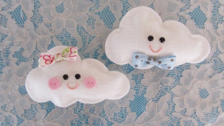 Nuvens de feltro branquinhas com lacinhos Nuvens de feltro branquinhas com lacinhos