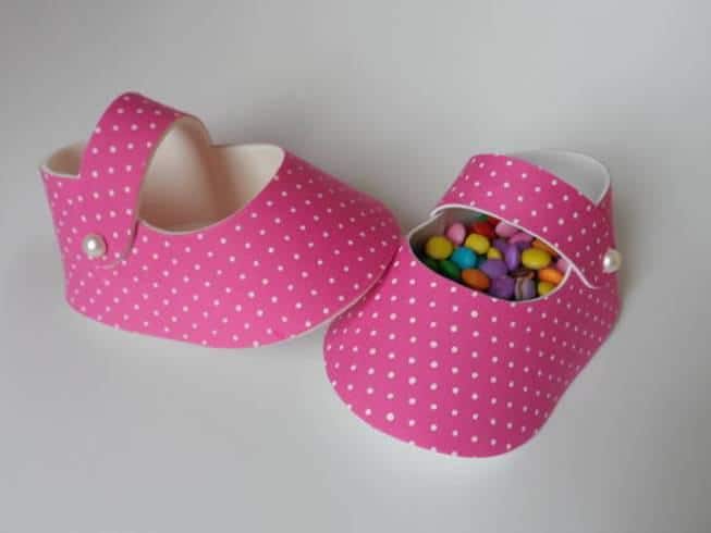 Os sapatinhos servem para colocar balinhas coloridas Os sapatinhos servem para colocar balinhas coloridas