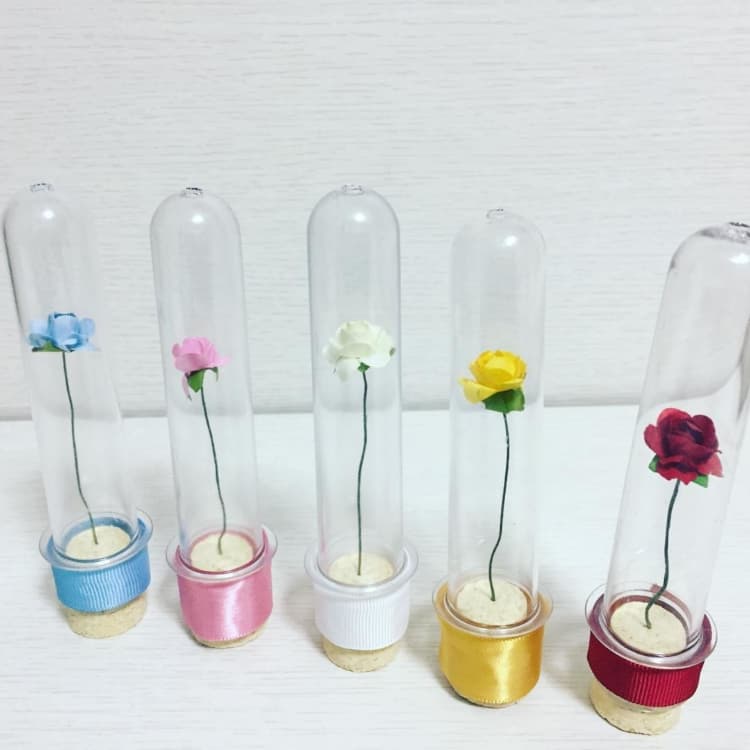 Os tubetes servem de base para flores Os tubetes servem de base para flores