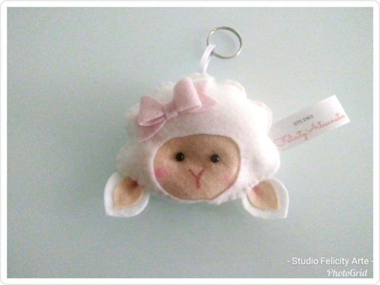 Ovelinha em feltro para lembrancinha de maternidade simples2