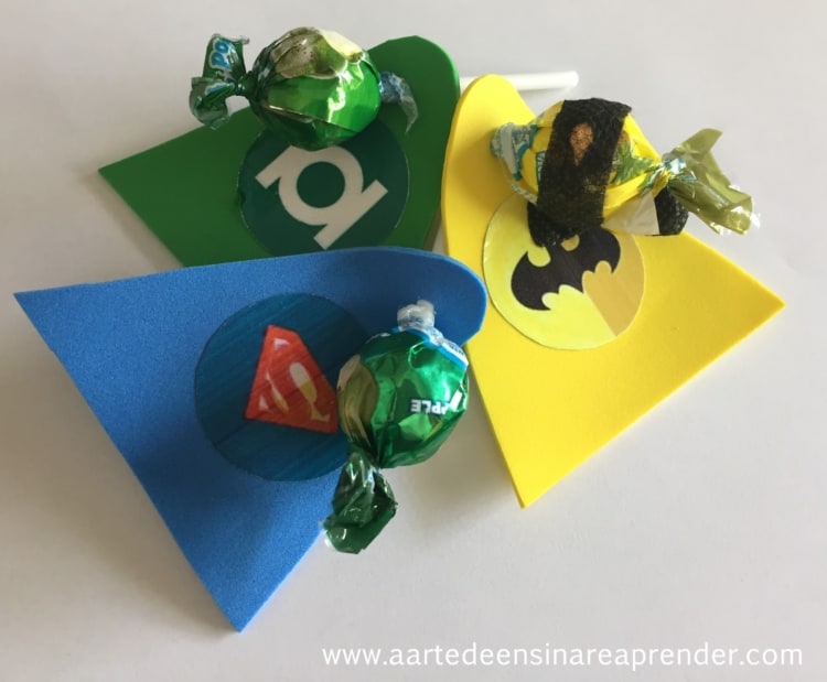 Pirulitos com embalagens de heróis para animar as crianças Pirulitos com embalagens de heróis para animar as crianças