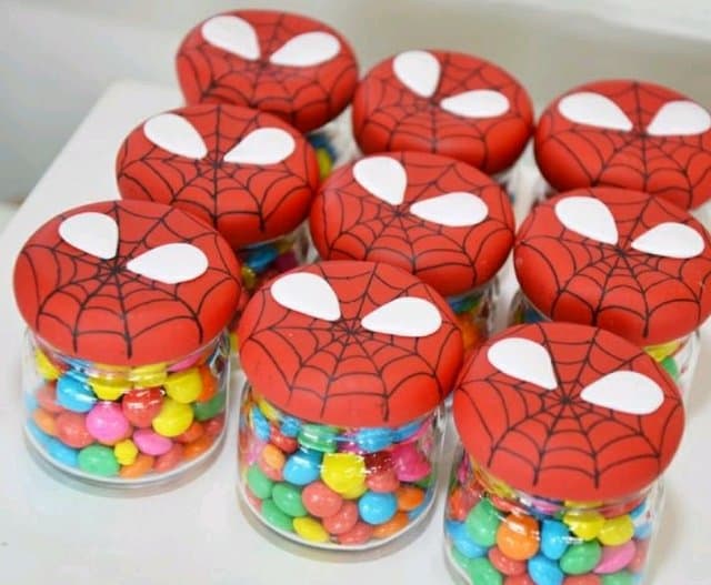 Potinhos com tampas de biscuit do homem aranha Potinhos com tampas de biscuit do homem aranha