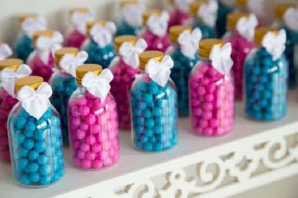 Potinhos de vidro com balinhas rosas e azuis Potinhos de vidro com balinhas rosas e azuis