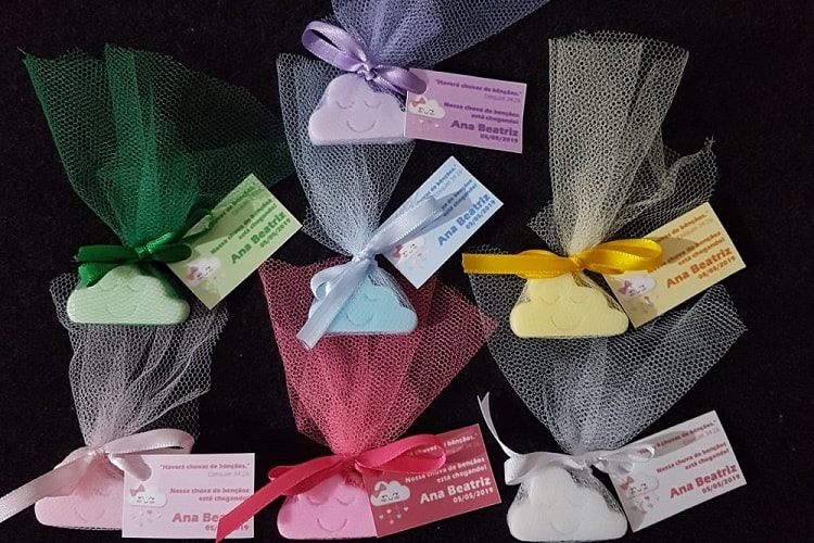 Sabonetes aromatizados coloridos chuva de amor lembrancinha chá revelação