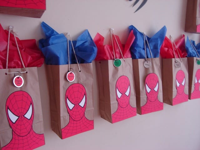 Sacola de papel surpresa com estampa do homem aranha Sacola de papel surpresa com estampa do homem aranha