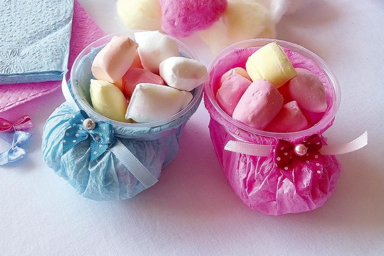 Sapatinhos de papel crepom com balas de coco Sapatinhos de papel crepom lembrancinha chá revelação