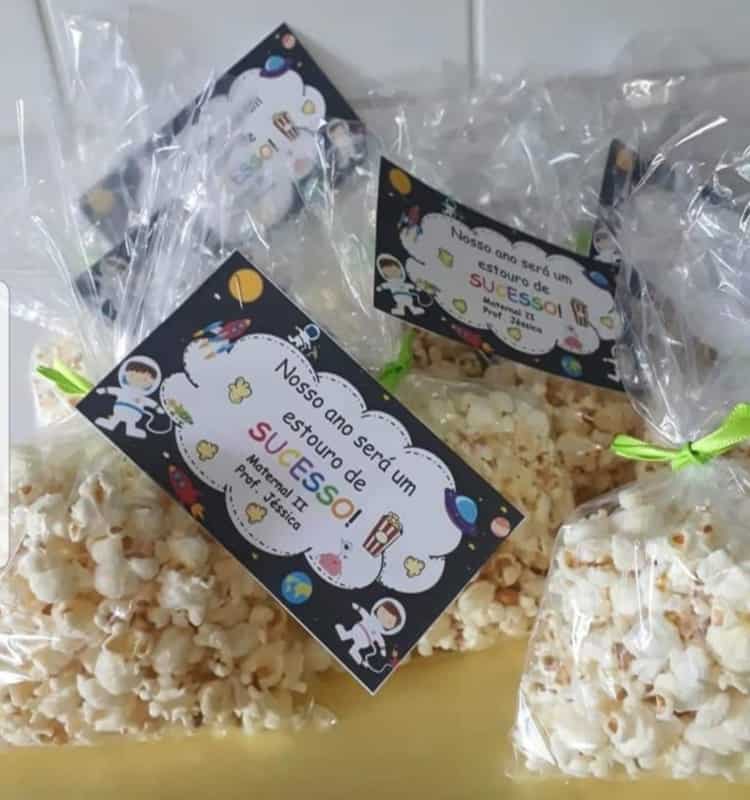 Saquinhos de pipoca com embalagens divertidas Saquinhos de pipoca com embalagens divertidas