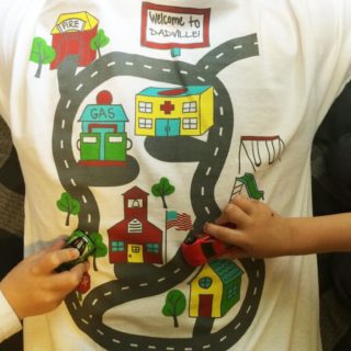 Uma camiseta alternativa e descolada é um presente bem legal Uma camiseta alternativa e descolada é um presente bem legal