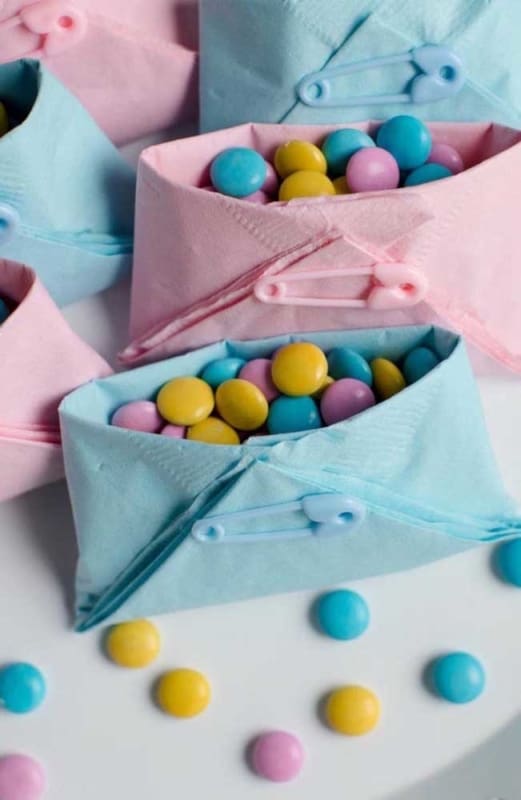 Use tecidos e papéis para fazer fraldinhas e preencha com balas e doces Use tecidos e papéis para fazer fraldinhas e preencha com balas e doces