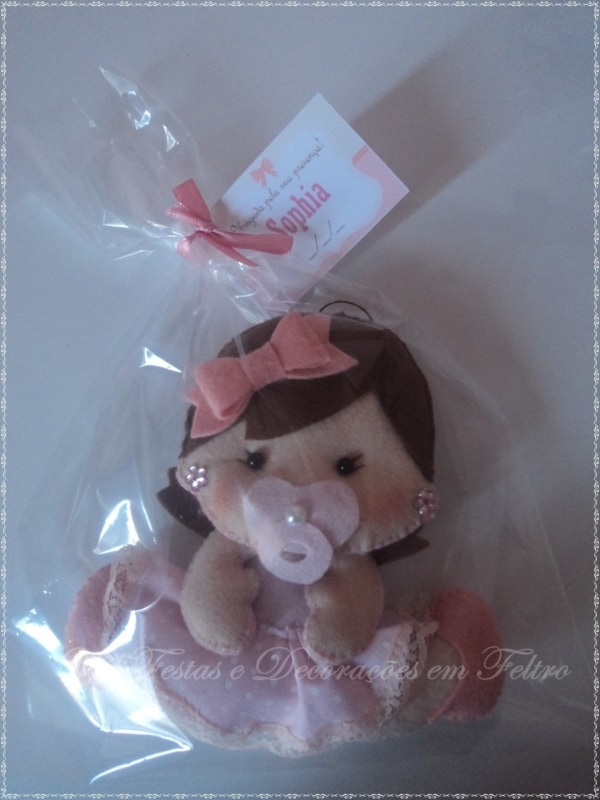 bonequinha em feltro para lembrancinha de maternidade simples4